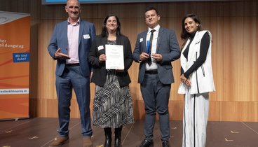 Die VHS Hanau ist in Berlin mit dem Deutschen Weiterbildungspreis in der Kategorie Integration ausgezeichnet worden (Foto v. l.): Uwe Hensel, Vorstand des Deutschen Weiterbildungstags e. V., Dr. Judith Lechner (VHS Hanau) mit Abdullah Kamandi, Praktikant Garten- und Landschaftsbau, der nach seiner Flucht aus Afghanistan dank der VHS auch beruflich in Hanau angekommen ist sowie Moderatorin und Schauspielerin Collien Monica Fernandes, Laudatorin für das Team der VHS Hanau.