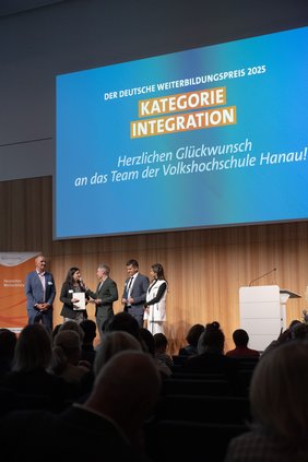 Was das Team der VHS Hanau leiste, erfordere feine Sensoren für die lokale Gesellschaft: Dafür ist die VHS Hanau in Berlin mit dem "Deutschen Weiterbildungspreis" in der Kategorie Integration ausgezeichnet worden.